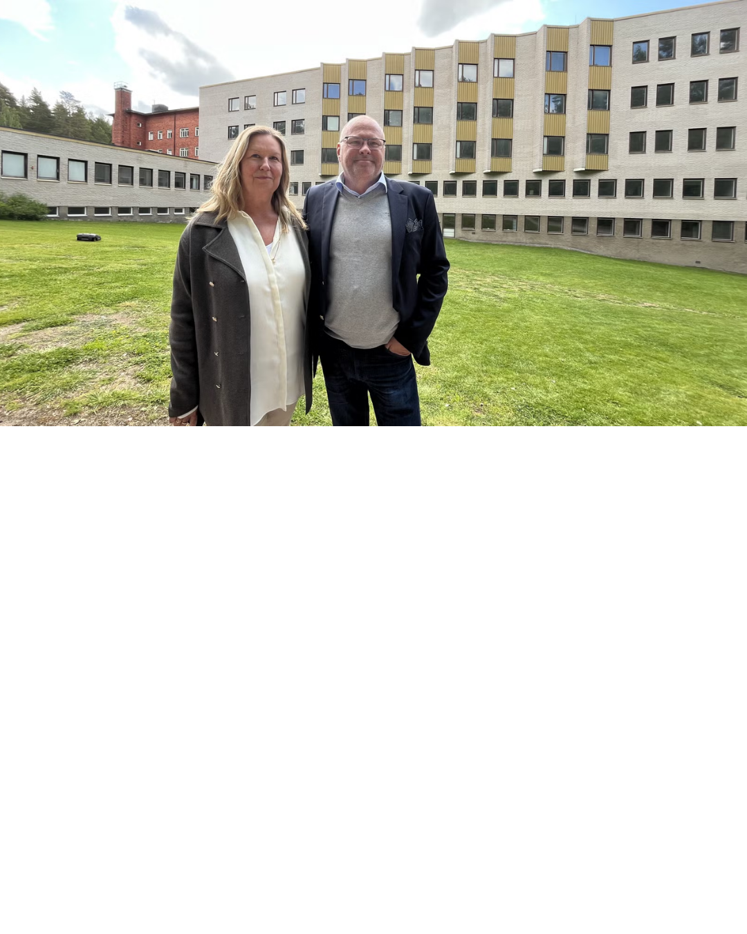 Lena och Kent Söderberg framför Hagfors Sjukhus